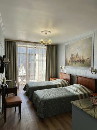 Гостевой дом Купринн Балаклава Стандартный двухместный номер. Тип размещения: 1 двухспальная кровать, 2 односпальные кровати-4