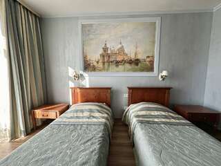 Гостевой дом Купринн Балаклава Стандартный двухместный номер. Тип размещения: 1 двухспальная кровать, 2 односпальные кровати-5